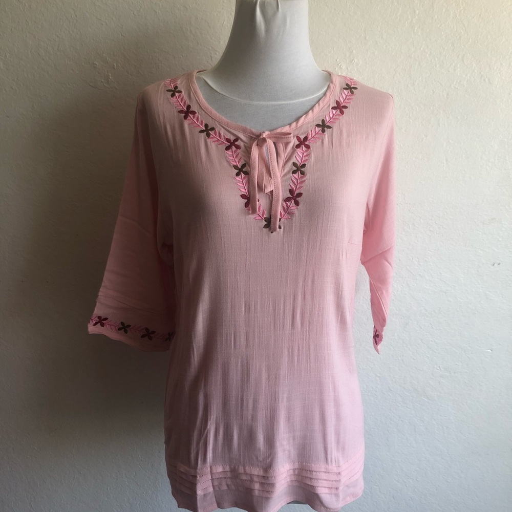 Blouse round neck trimmed flower design